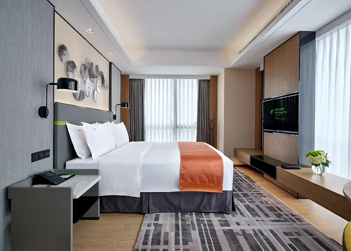 Holiday Inn Guangzhou South Lake Hotel - Ideal For Business & Leisure