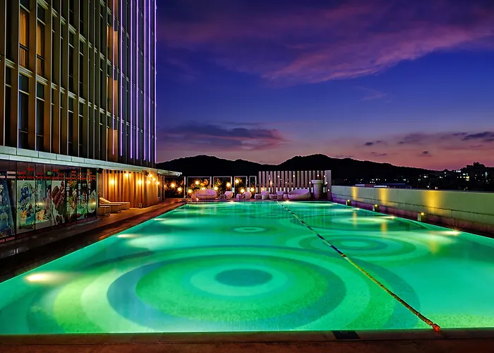 Holiday Inn Guangzhou South Lake Hotel - Ideal For Business & Leisure